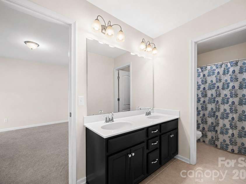 2617 Kinmere Drive, Gastonia, NC 28056.  MLS# CAR4358235, YatesRealty ID 36275. 2nd floor full bath - adjoins second primary suite (dual vanities)