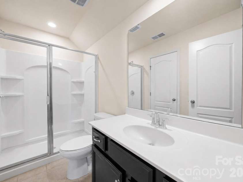 2617 Kinmere Drive, Gastonia, NC 28056.  MLS# CAR4358235, YatesRealty ID 36275. 3rd floor full bath that adjoins bonus room