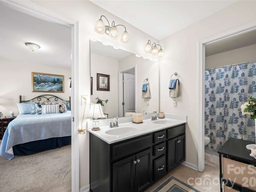 2617 Kinmere Drive, Gastonia, NC 28056.  MLS# CAR4358235, YatesRealty ID 36275. Connecting Full Bathroom - 2nd Floor