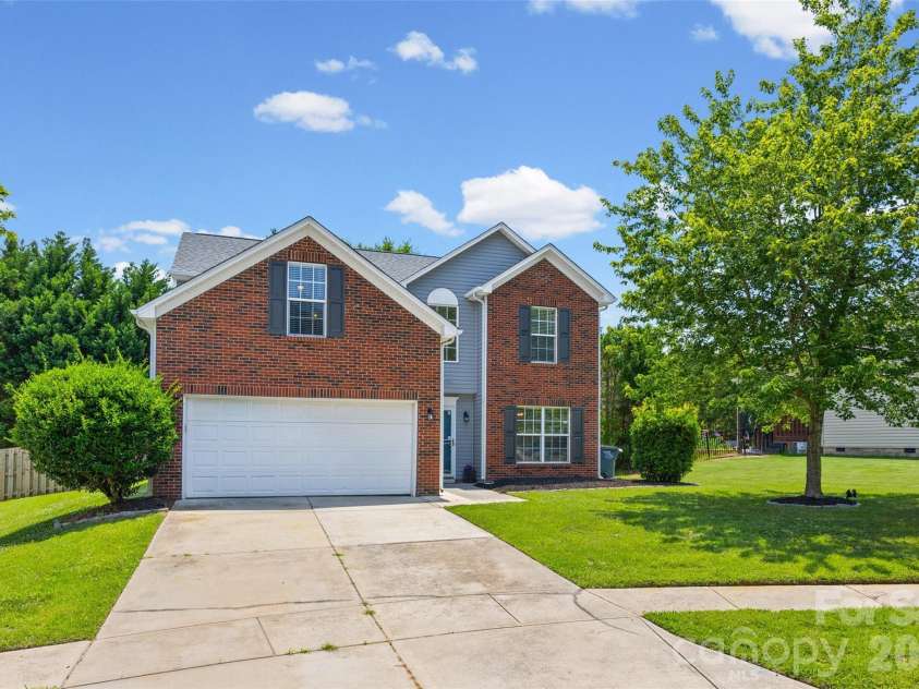7076 White Bluff Drive, Tega Cay, SC 29708.  MLS# CAR4400835, YatesRealty ID 36276. Cul-de-sac lot