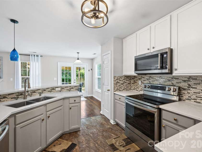 7076 White Bluff Drive, Tega Cay, SC 29708.  MLS# CAR4400835, YatesRealty ID 36276. Stainless steel appliances