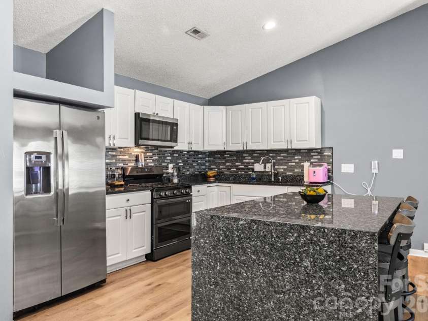 5917 Black Bear Court, Charlotte, NC 28214.  MLS# CAR4400228, YatesRealty ID 36278. Island & backsplash