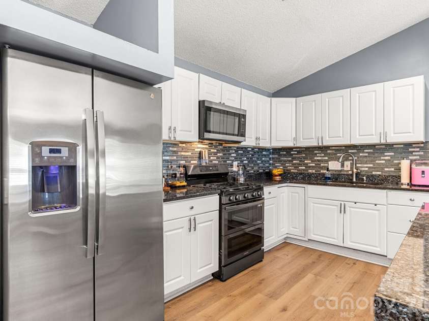 5917 Black Bear Court, Charlotte, NC 28214.  MLS# CAR4400228, YatesRealty ID 36278. Kitchen & appliances