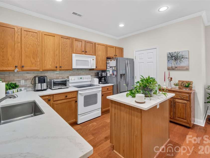 432 Park Square Place, Matthews, NC 28105.  MLS# CAR4400280, YatesRealty ID 36280. 