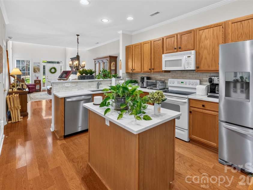 432 Park Square Place, Matthews, NC 28105.  MLS# CAR4400280, YatesRealty ID 36280. 