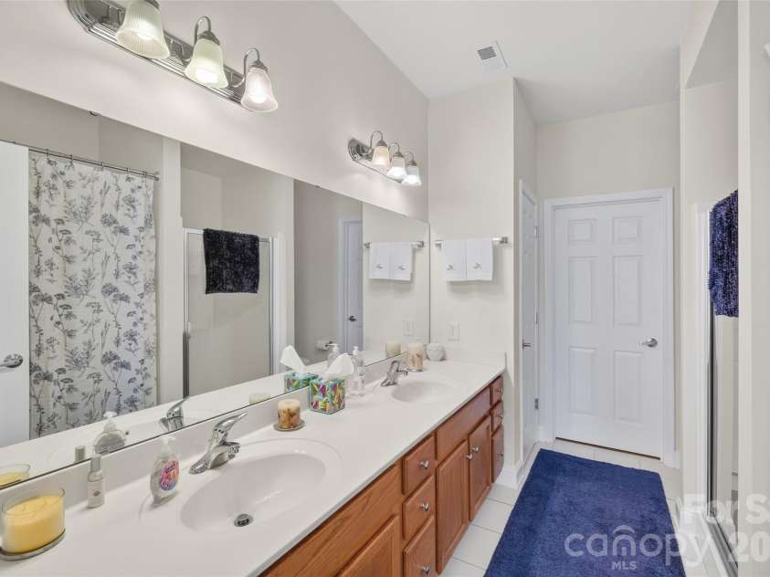432 Park Square Place, Matthews, NC 28105.  MLS# CAR4400280, YatesRealty ID 36280. 
