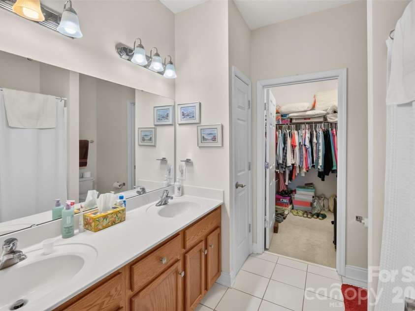 432 Park Square Place, Matthews, NC 28105.  MLS# CAR4400280, YatesRealty ID 36280. 