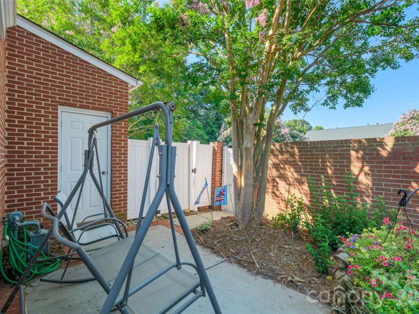 432 Park Square Place, Matthews, NC 28105.  MLS# CAR4400280, YatesRealty ID 36280. 