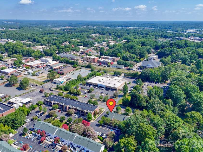 432 Park Square Place, Matthews, NC 28105.  MLS# CAR4400280, YatesRealty ID 36280. 