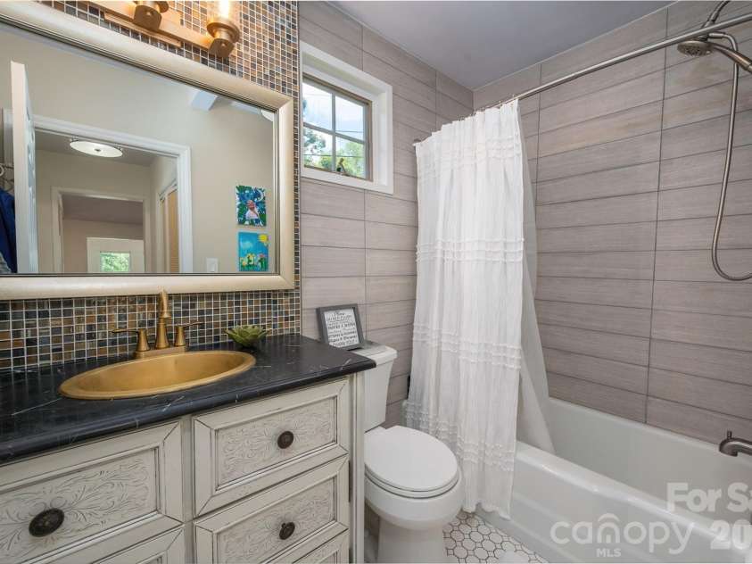 6236 River Cabin Lane, Charlotte, NC 28278.  MLS# CAR4395949, YatesRealty ID 36281. 2nd full bathroom
