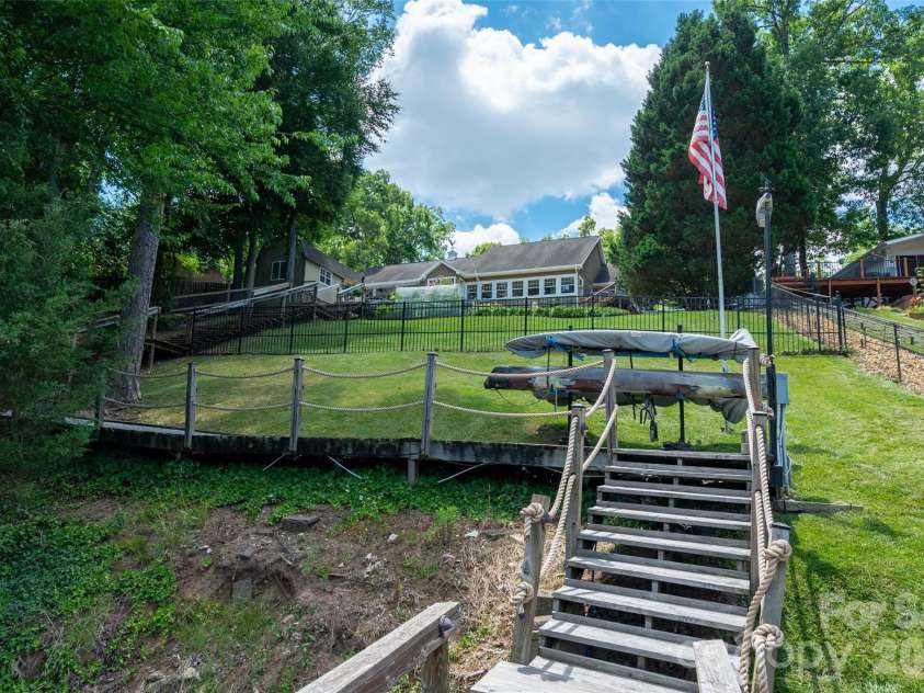 6236 River Cabin Lane, Charlotte, NC 28278.  MLS# CAR4395949, YatesRealty ID 36281. Nice decent down to the water - wide steps with railing.