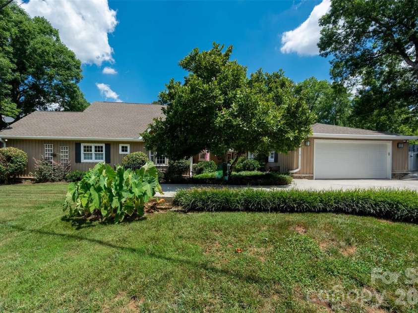 6236 River Cabin Lane, Charlotte, NC 28278.  MLS# CAR4395949, YatesRealty ID 36281. Quiet cove setting with beautiful water views