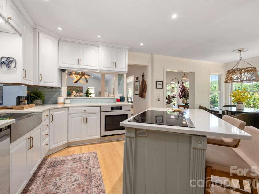 6236 River Cabin Lane, Charlotte, NC 28278.  MLS# CAR4395949, YatesRealty ID 36281. Updated appliances throughout
