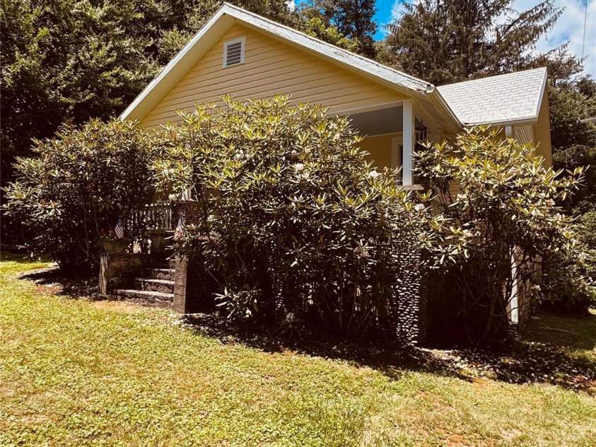 6835 NC 183 Highway, Newland, NC 28657.  MLS# CAR4402167, YatesRealty ID 36282. 