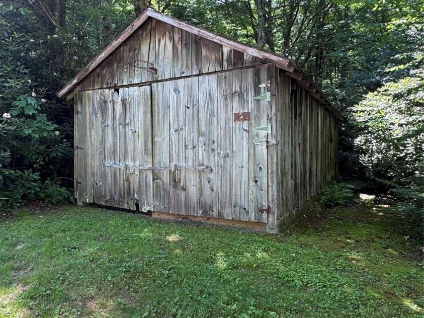 6835 NC 183 Highway, Newland, NC 28657.  MLS# CAR4402167, YatesRealty ID 36282. 