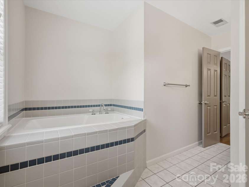 419 Whitefriars Lane, Matthews, NC 28105.  MLS# CAR4401669, YatesRealty ID 36283. 