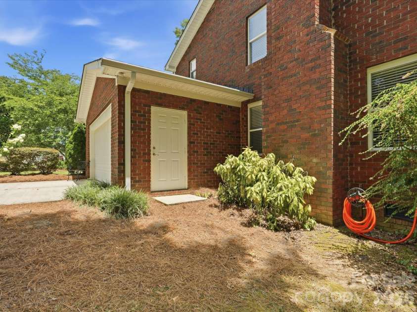 419 Whitefriars Lane, Matthews, NC 28105.  MLS# CAR4401669, YatesRealty ID 36283. 