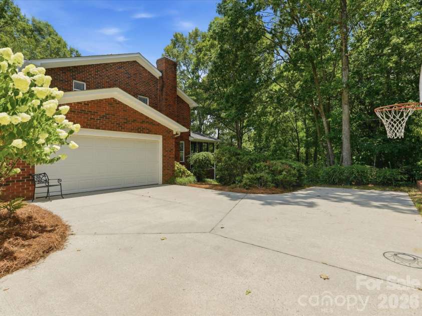419 Whitefriars Lane, Matthews, NC 28105.  MLS# CAR4401669, YatesRealty ID 36283. 