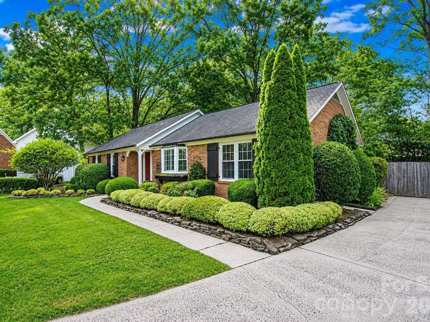 5305 Newgate Court, Charlotte, NC 28226.  MLS# CAR4402453, YatesRealty ID 36285. 