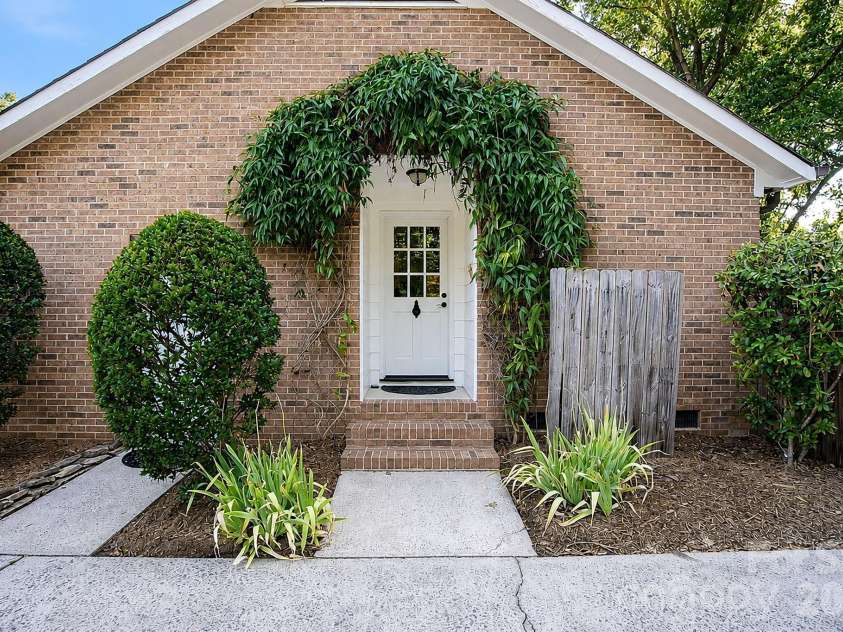 5305 Newgate Court, Charlotte, NC 28226.  MLS# CAR4402453, YatesRealty ID 36285. 