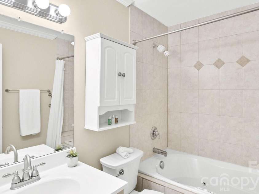 5305 Newgate Court, Charlotte, NC 28226.  MLS# CAR4402453, YatesRealty ID 36285. 