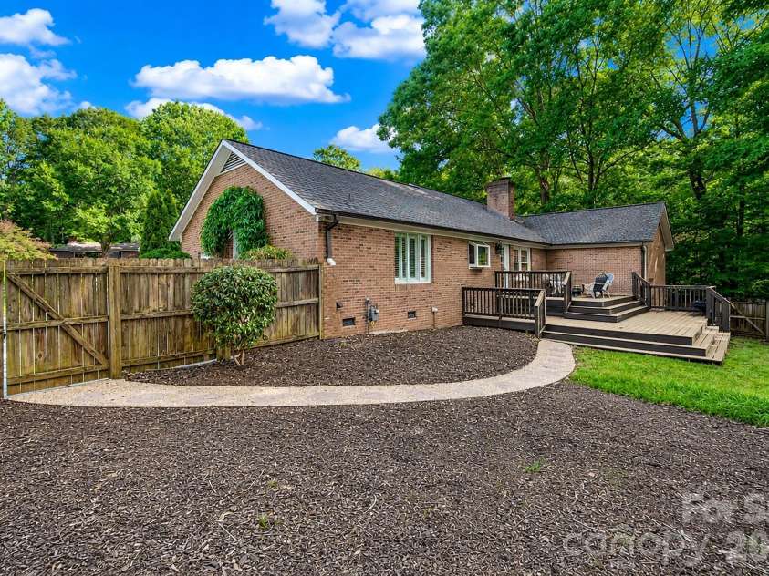 5305 Newgate Court, Charlotte, NC 28226.  MLS# CAR4402453, YatesRealty ID 36285. 