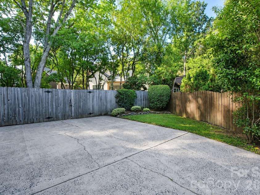 5305 Newgate Court, Charlotte, NC 28226.  MLS# CAR4402453, YatesRealty ID 36285. 