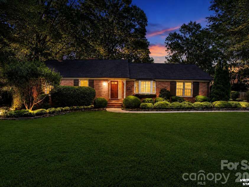 5305 Newgate Court, Charlotte, NC 28226.  MLS# CAR4402453, YatesRealty ID 36285. 