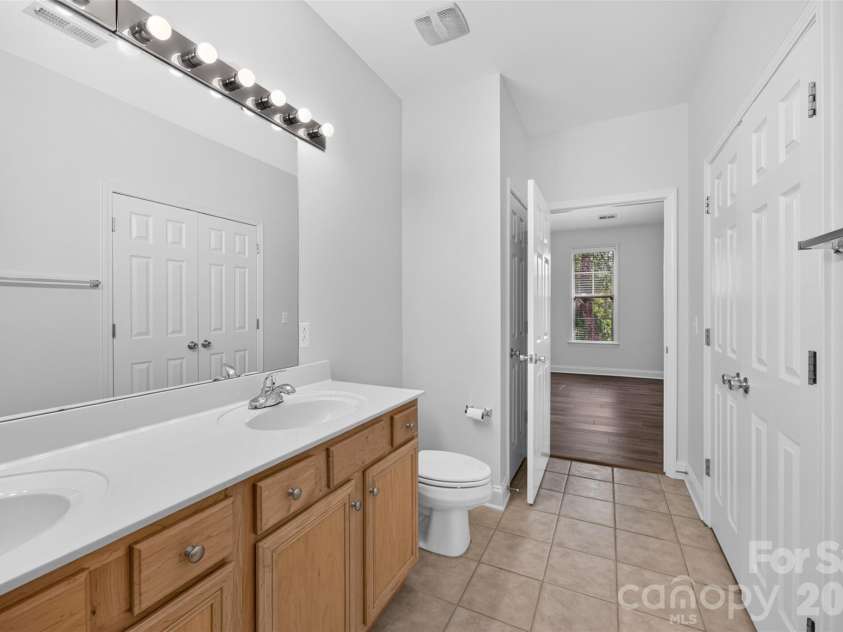 8955 Rosalyn Glen Road, Cornelius, NC 28031.  MLS# CAR4396668, YatesRealty ID 36286. Primary Bathroom with Double sinks and ample cabinet space