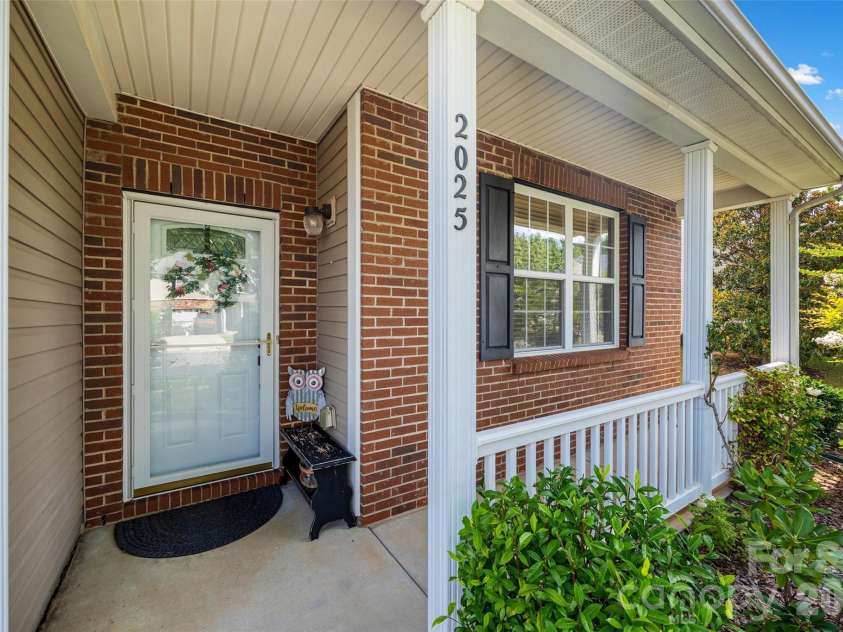 2025 Savannah Hills Drive, Matthews, NC 28105.  MLS# CAR4400485, YatesRealty ID 36293. 