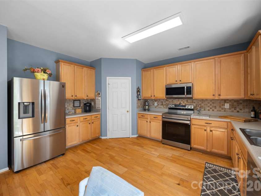 2025 Savannah Hills Drive, Matthews, NC 28105.  MLS# CAR4400485, YatesRealty ID 36293. 