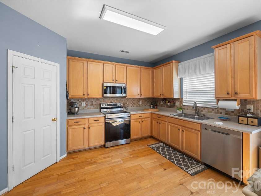 2025 Savannah Hills Drive, Matthews, NC 28105.  MLS# CAR4400485, YatesRealty ID 36293. 