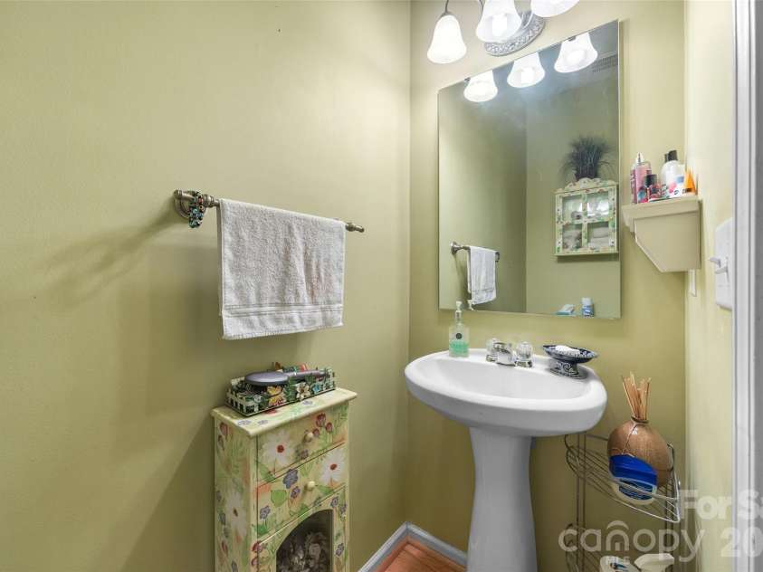 2025 Savannah Hills Drive, Matthews, NC 28105.  MLS# CAR4400485, YatesRealty ID 36293. 