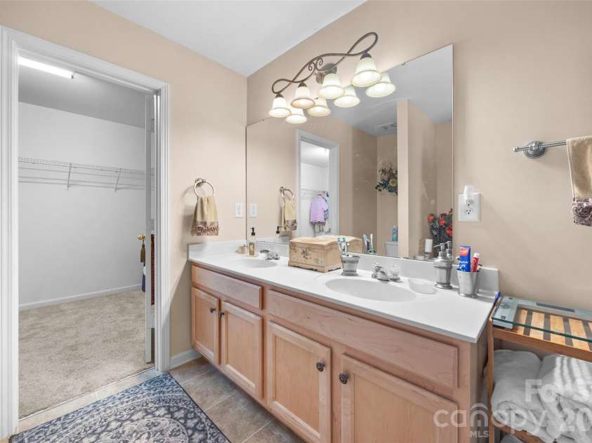 2025 Savannah Hills Drive, Matthews, NC 28105.  MLS# CAR4400485, YatesRealty ID 36293. 