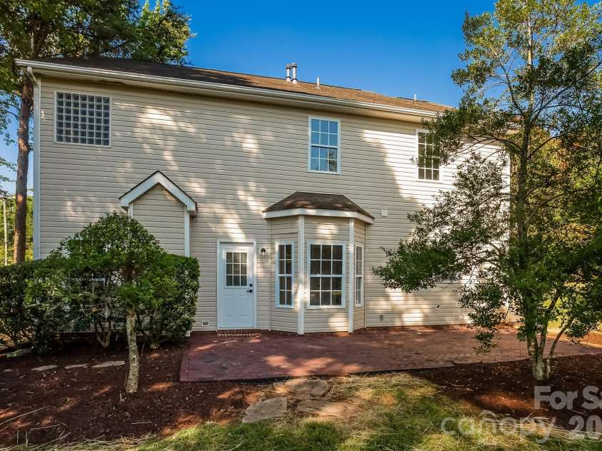 6804 Sweetfield Drive, Huntersville, NC 28078.  MLS# CAR4393742, YatesRealty ID 36301. 