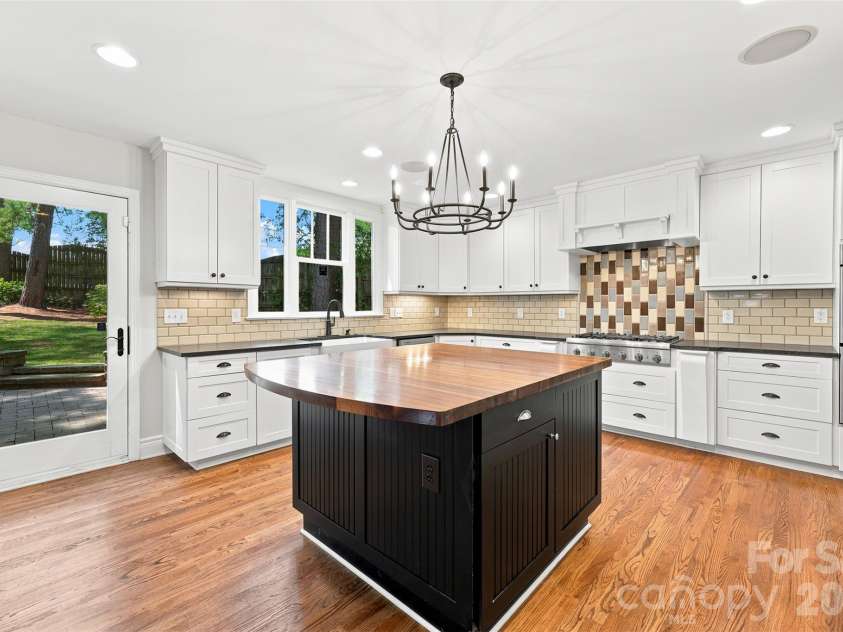 4467 Woodlark Lane, Charlotte, NC 28211.  MLS# CAR4402018, YatesRealty ID 36302. 