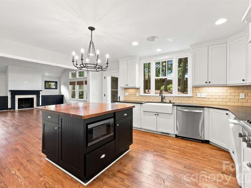 4467 Woodlark Lane, Charlotte, NC 28211.  MLS# CAR4402018, YatesRealty ID 36302. 