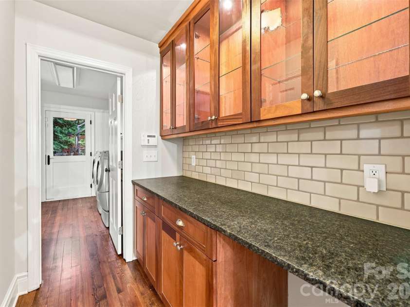 4467 Woodlark Lane, Charlotte, NC 28211.  MLS# CAR4402018, YatesRealty ID 36302. 