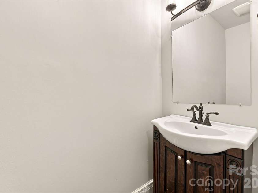 4467 Woodlark Lane, Charlotte, NC 28211.  MLS# CAR4402018, YatesRealty ID 36302. 