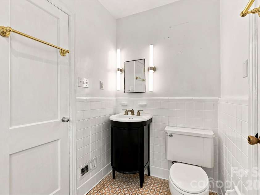 4467 Woodlark Lane, Charlotte, NC 28211.  MLS# CAR4402018, YatesRealty ID 36302. 