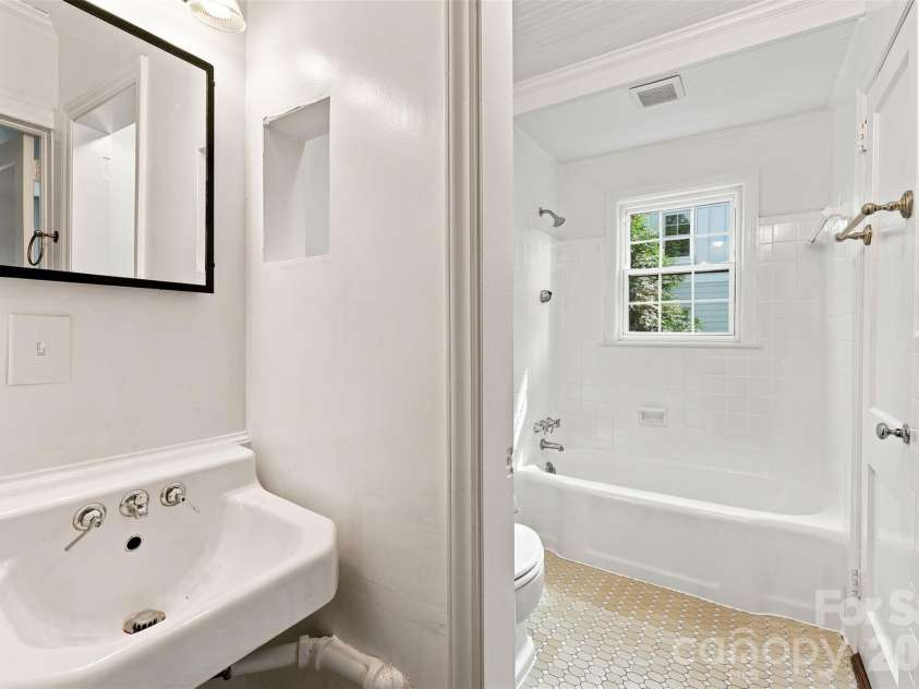4467 Woodlark Lane, Charlotte, NC 28211.  MLS# CAR4402018, YatesRealty ID 36302. 