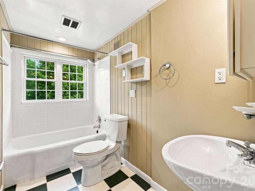 4467 Woodlark Lane, Charlotte, NC 28211.  MLS# CAR4402018, YatesRealty ID 36302. 