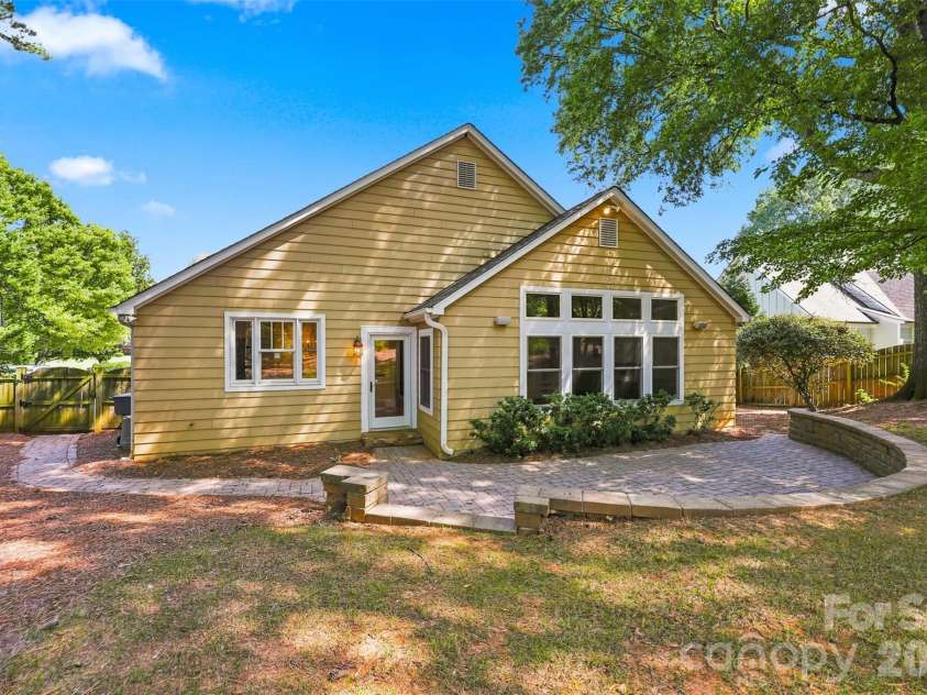 4467 Woodlark Lane, Charlotte, NC 28211.  MLS# CAR4402018, YatesRealty ID 36302. 