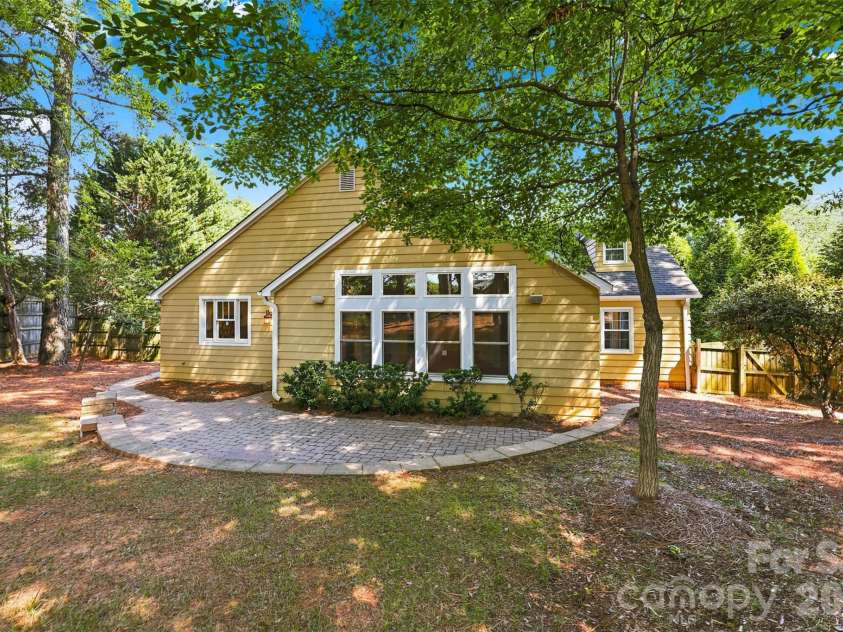 4467 Woodlark Lane, Charlotte, NC 28211.  MLS# CAR4402018, YatesRealty ID 36302. 