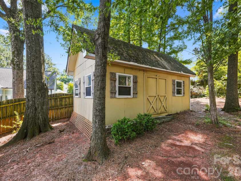 4467 Woodlark Lane, Charlotte, NC 28211.  MLS# CAR4402018, YatesRealty ID 36302. 