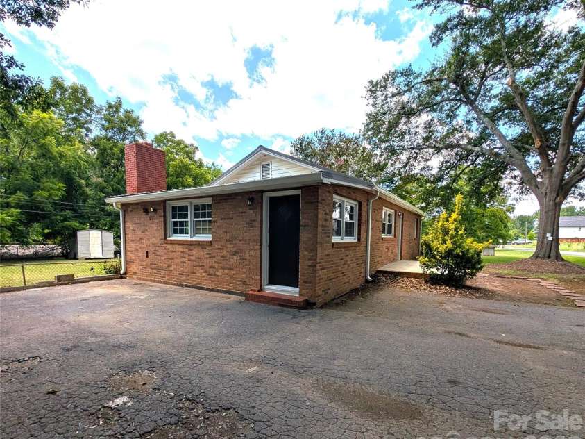 9207 Elgin Drive, Charlotte, NC 28214.  MLS# CAR4401691, YatesRealty ID 36306. 