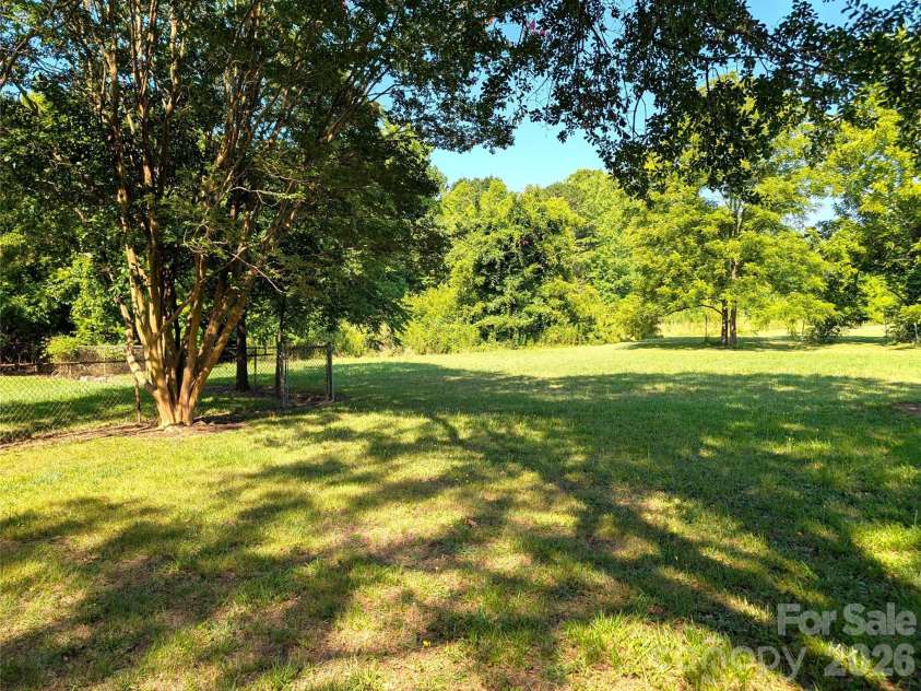 9207 Elgin Drive, Charlotte, NC 28214.  MLS# CAR4401691, YatesRealty ID 36306. Side Yard