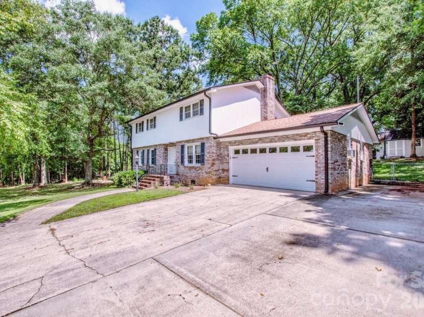 734 Willow Lane, Harrisburg, NC 28075.  MLS# CAR4401220, YatesRealty ID 36311. Expansive driveway for parking