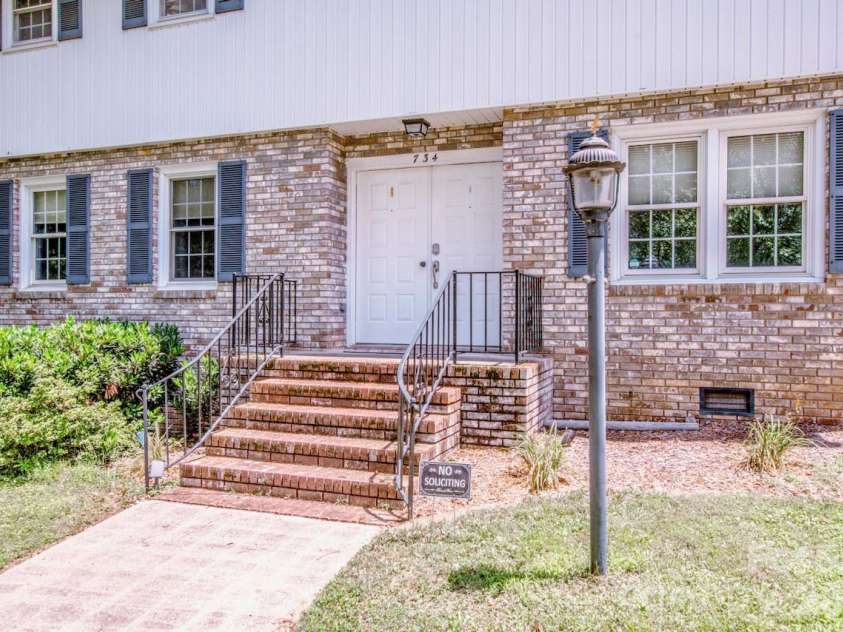 734 Willow Lane, Harrisburg, NC 28075.  MLS# CAR4401220, YatesRealty ID 36311. Let's step inside!