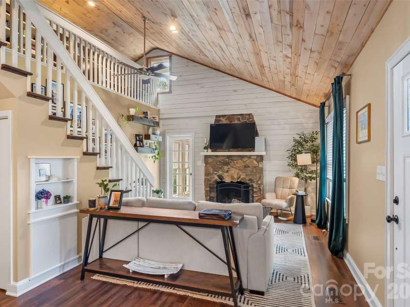 1026 14th Avenue Drive, Hickory, NC 28601.  MLS# CAR4400748, YatesRealty ID 36312. 